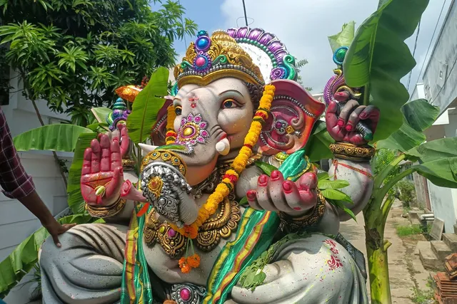 వైభవంగా గణనాథుని ఊరేగింపు