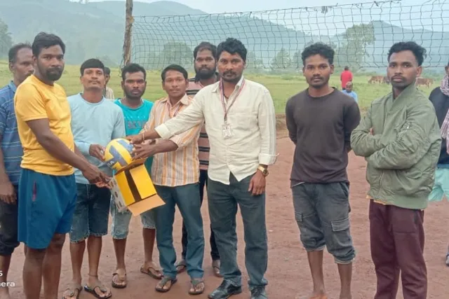 అల్లూరి జిల్లాలో యువతకు వాలీబాల్ కిట్ల పంపిణీ