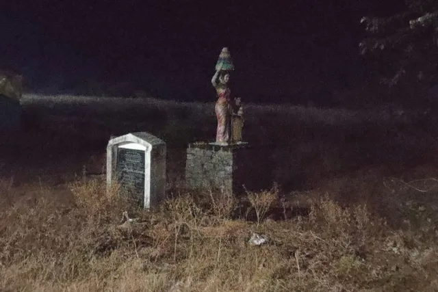 కంచె పొదల్లో బతుకమ్మ తల్లి... ఎర్రబెల్లిగూడెంలో సంస్కృతికి అవమానం