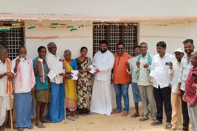 హరిజనాపురంలో స్మార్ట్ రేషన్ కార్డుల పంపిణీ కార్యక్రమం