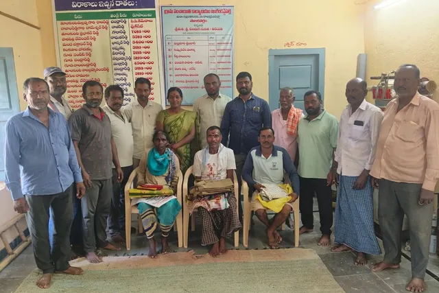 జంగంరెడ్డిపల్లిలో పంచాయతీ సిబ్బందికి నూతన వస్త్రాల పంపిణీ