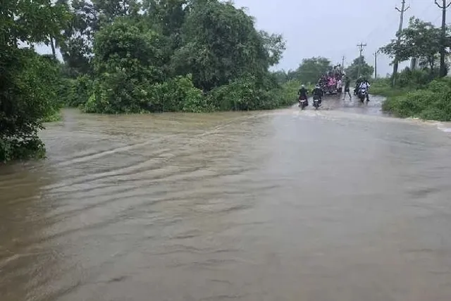 గొల్లప్రోలు-తాటిపర్తి రహదారిపైకి భారీగా చేరిన వరద నీరు