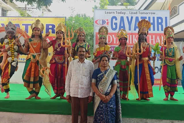 గాయత్రి విద్యానికేతన్ హైస్కూల్‌లో ఘనంగా బతుకమ్మ సంబరాలు