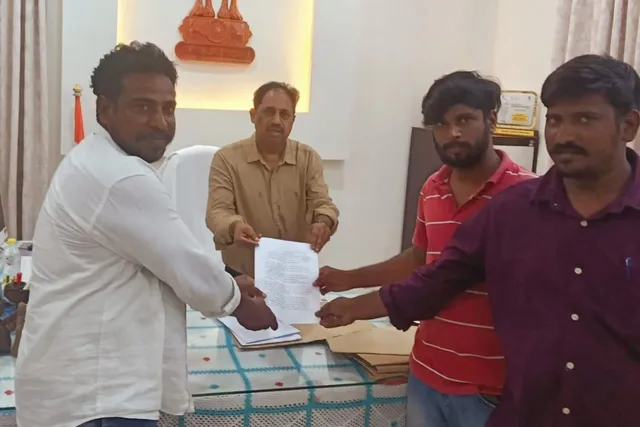 అర్హులకు సంక్షేమ పథకాలు అందేలా చూడాలి.. ఆర్డిఓకు వినతి అర్హులకు సంక్షేమ పథకాలు అందేలా చూడాలి.. ఆర్డిఓకు వినతి
