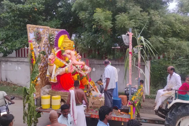 భారీ గణనాథుల విగ్రహాలతో తుళ్లూరులో వినాయక చవితి సందడి