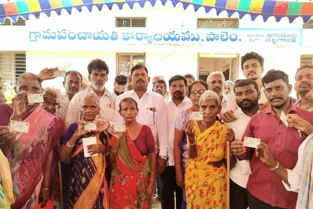 పాలెం గ్రామంలో స్మార్ట్ రేషన్ కార్డుల పంపిణీ : సర్పంచ్ పాలెం గ్రామంలో స్మార్ట్ రేషన్ కార్డుల పంపిణీ : సర్పంచ్