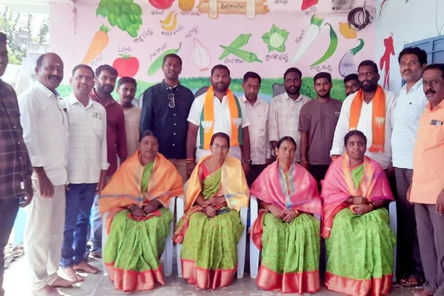 అంగన్వాడీ టీచర్లను సన్మానించిన బీజేపీ నాయకులు