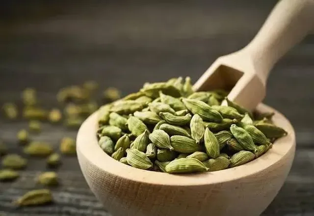 இரவில் ஏலக்காய் சாப்பிடுவதால் உடலில் நடக்கும் அற்புத மாற்றங்கள் இரவில் ஏலக்காய் சாப்பிடுவதால் உடலில் நடக்கும் அற்புத மாற்றங்கள்