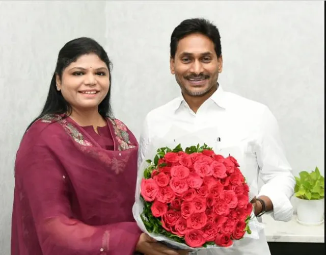 వైఎస్ జగన్‌ను కలిసిన బొత్స అనూష