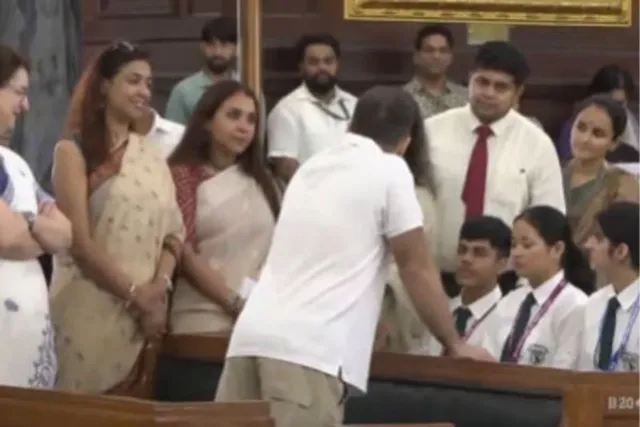 நாடாளுமன்றத்தில் பள்ளி மாணவர்களுடன் உரையாடிய ராகுல், பிரியங்கா!