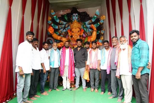 కాంగ్రెస్ నాయకుడి సమక్షంలో అన్నప్రసాద వితరణ