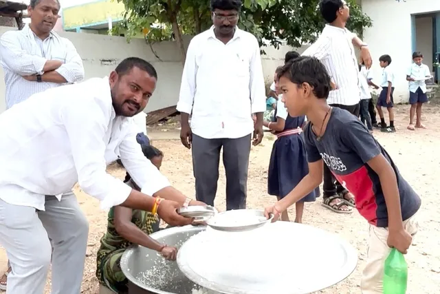 ప్రభుత్వ పాఠశాలల్లో మధ్యాహ్న భోజనంపై ఆకస్మిక తనిఖీ