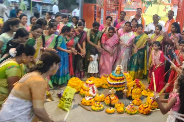 జగిత్యాల జిల్లాలో బతుకమ్మ సంబరాలు: మహిళల కోలాటాలు, ఆటపాటలతో ఉల్లాసం జగిత్యాల జిల్లాలో బతుకమ్మ సంబరాలు: మహిళల కోలాటాలు, ఆటపాటలతో ఉల్లాసం