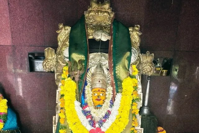 కాత్యాయనిదేవిగా దర్శనమిస్తున్నఅమ్మవారు