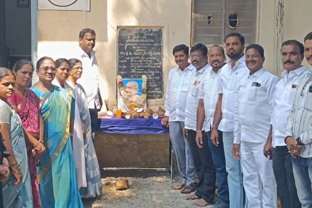 ఎల్లారెడ్డి మున్సిపల్ కార్యాలయంలో గాంధీజీకి ఘన నివాళి