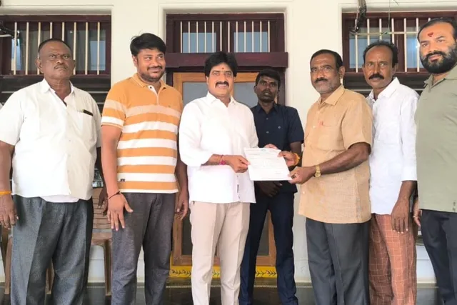 ఆరోగ్య చికిత్స కోసం రూ.5 లక్షల ఎల్‌ఓసీ పత్రం అందజేత
