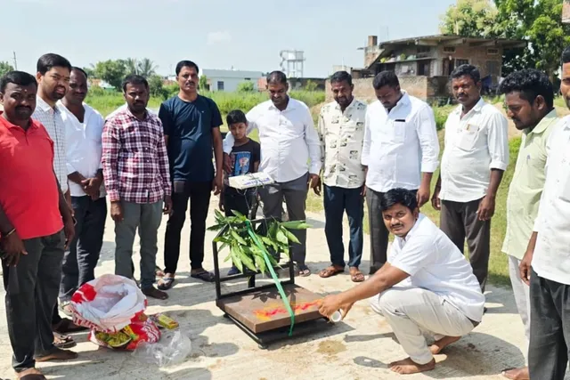 ప్రభుత్వ కేంద్రాల్లోనే ధాన్యాన్నిఅమ్మాలి.. సర్పంచ్‌ ప్రవీణ్