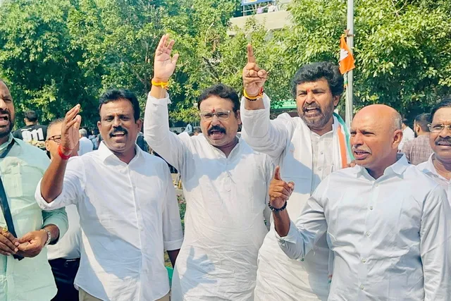 ఓటు హక్కుల పరిరక్షణకు కాంగ్రెస్ నిరసనలో ఎమ్మెల్యే శ్రీగణేష్ ఓటు హక్కుల పరిరక్షణకు కాంగ్రెస్ నిరసనలో ఎమ్మెల్యే శ్రీగణేష్