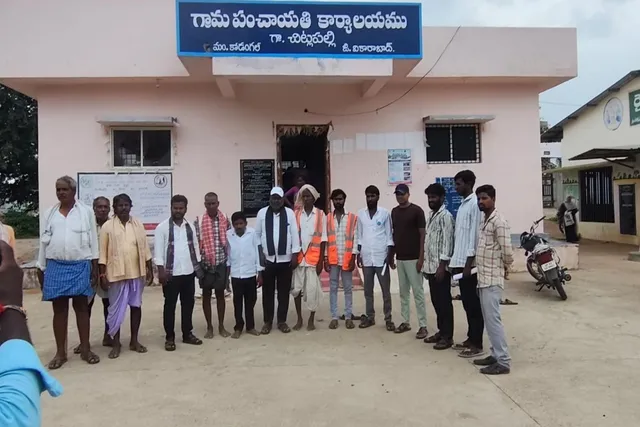 సఫాయి కార్మికుడి తొలగింపుపై గ్రామస్తుల ఆందోళన సఫాయి కార్మికుడి తొలగింపుపై గ్రామస్తుల ఆందోళన
