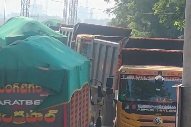 ట్రాఫిక్ కష్టాలు.. లారీల ఇష్టారాజ్యం