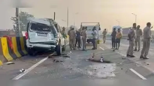 மேம்பாலத்தில் செல்பி எடுத்த 4 இளைஞர்கள் லாரி மோதி உயிரிழப்பு