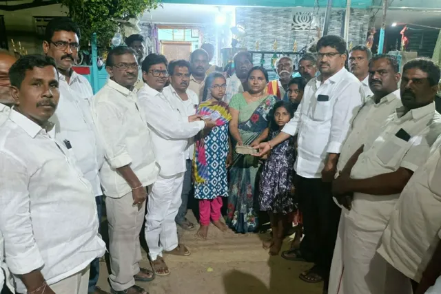 కటారి కృష్ణ కుటుంబానికి రూ.4.10 లక్షల ఆర్థిక సహాయం అందజేత కటారి కృష్ణ కుటుంబానికి రూ.4.10 లక్షల ఆర్థిక సహాయం అందజేత