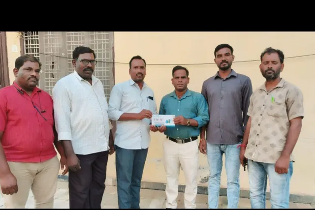 అంబేద్కర్ విగ్రహానికి చెక్కు అందజేత