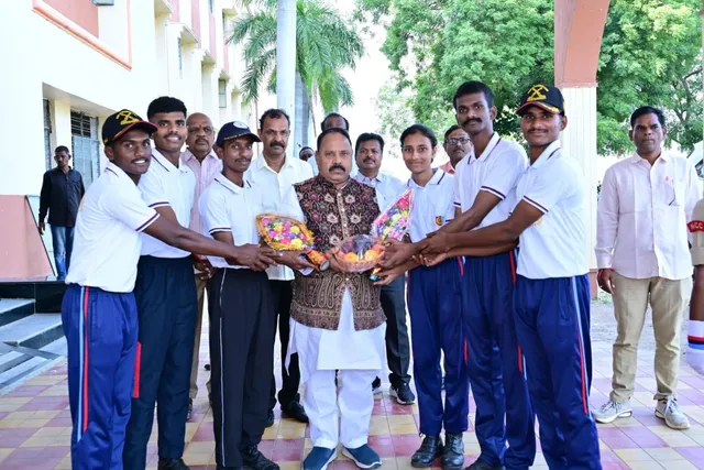 విద్యార్థుల ఆధ్వర్యంలో రవికుమార్‌కు ఘన సన్మానం