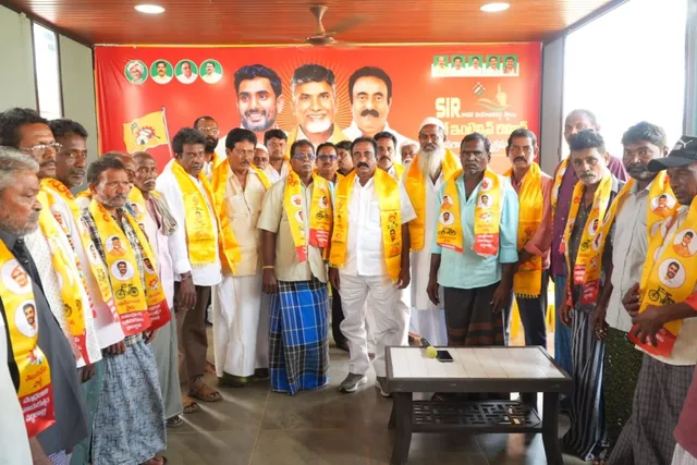 కావలిలో టీడీపీలోకి భారీగా చేరిన 30 కుటుంబాలు కావలిలో టీడీపీలోకి భారీగా చేరిన 30 కుటుంబాలు