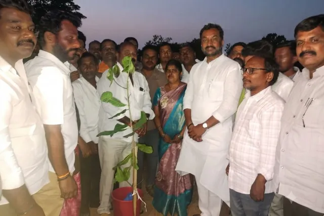 పర్యావరణ పరిరక్షణకు మొక్కలు నాటండి..ఎంపీ రఘునందన్‌రావు