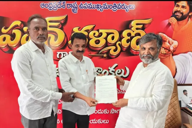 ధర్మవరంలో జనసేన అభ్యర్థులకు బి-ఫారాల అందజేత ధర్మవరంలో జనసేన అభ్యర్థులకు బి-ఫారాల అందజేత