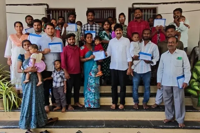 కులాంతర వివాహ దంపతులకు రూ.30 లక్షల చెక్కుల పంపిణీ చేసిన MLA కులాంతర వివాహ దంపతులకు రూ.30 లక్షల చెక్కుల పంపిణీ చేసిన MLA