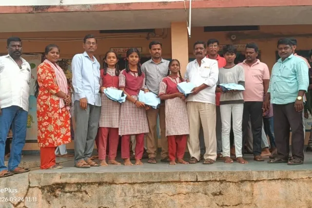విద్యార్థులకు యూనిఫామ్‌ల పంపిణీ