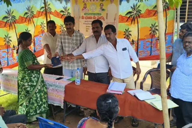 అర్తమూరులో రైతులకు కొత్త పట్టాదార్ పాస్ పుస్తకాల పంపిణీ
