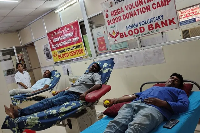 రక్త దానం చేసిన బీసీ నాయకులు