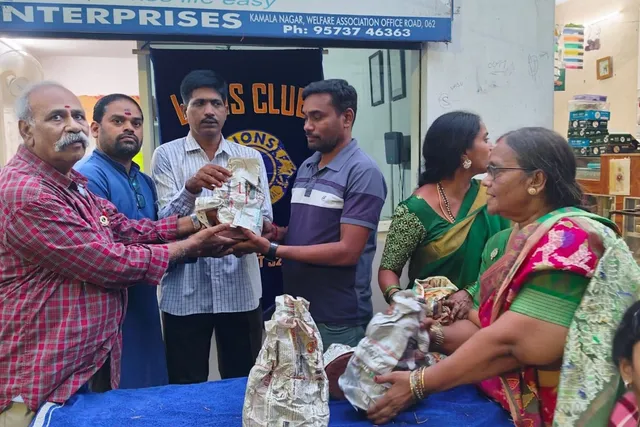 మట్టి వినాయక విగ్రహాల పంపిణీ