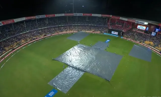 చిన్నస్వామి స్టేడియంలో మళ్లీ వర్షం.. ఆగిన మ్యాచ్