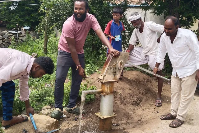 ముర్కుంజాల్‌లో చేతి పంపు మరమ్మతు
