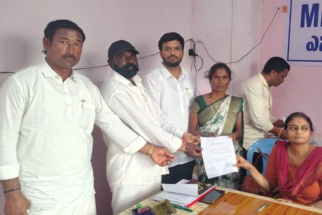 చిన్నతుంబళం-2 ఎంపీటీసీ అభ్యర్థిగా మాల లక్ష్మి నామినేషన్