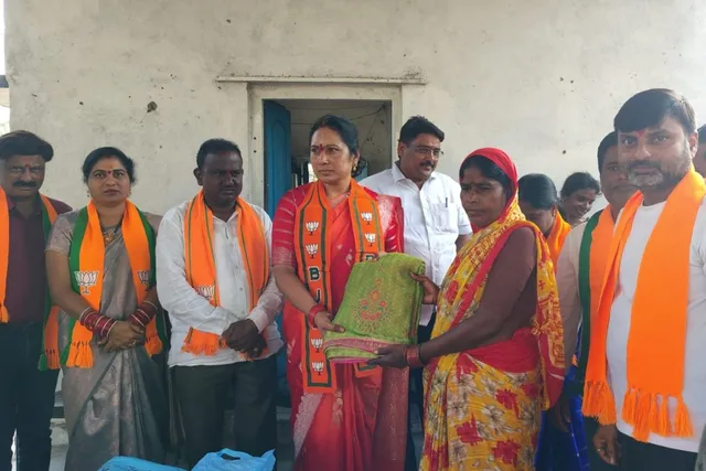 పెద్దపల్లిలో మహిళలకు చీరల పంపిణీ: మోదీ జన్మదిన సేవా సంకల్ప్ పెద్దపల్లిలో మహిళలకు చీరల పంపిణీ: మోదీ జన్మదిన సేవా సంకల్ప్