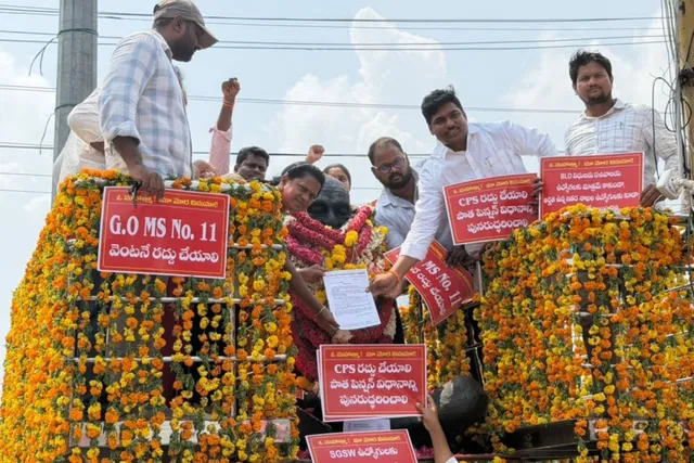 సచివాలయ ఉద్యోగుల సమస్యలపై గాంధీకి వినతి