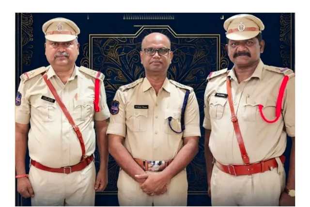 ఏఎస్ఐగా పదోన్నతి పొందిన గని, రఘురామ్ రెడ్డికి డీఎస్పీ అభినందనలు