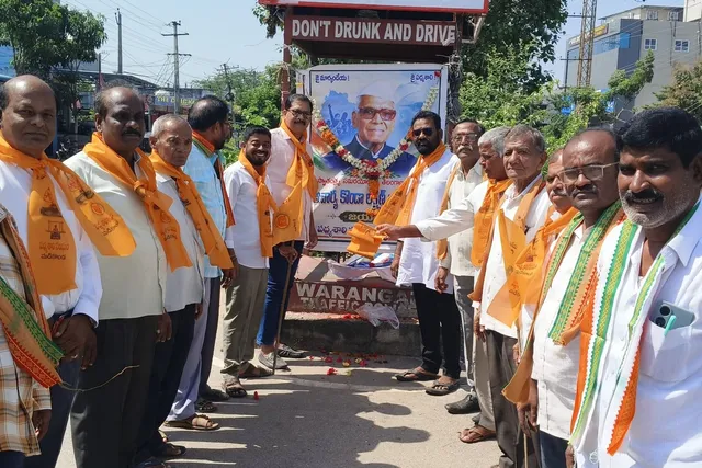 మడికొండ చౌరస్తాలో ఆచార్య కొండా లక్ష్మణ్ బాపూజీ జయంతి వేడుకలు
