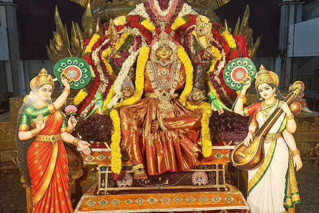 శ్రీ లలితా త్రిపుర సుందరిగా శ్రీ వాసవి మాత శ్రీ లలితా త్రిపుర సుందరిగా శ్రీ వాసవి మాత