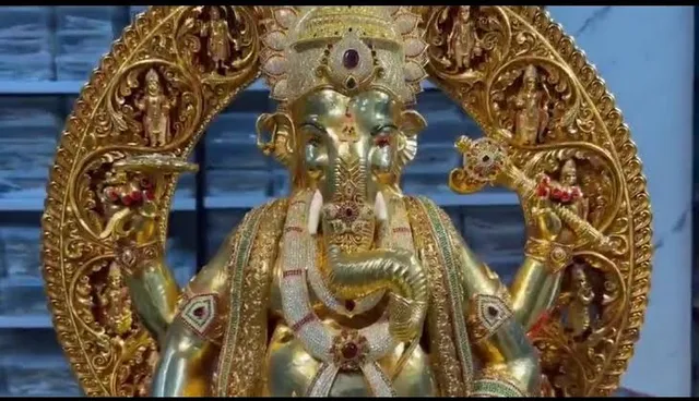 భాగ్యనగరంలో ప్రత్యేక ఆకర్షణగా బంగారు గణేశుడు