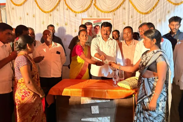 స్మార్ట్ రేషన్ కార్డులను పంపిణీ చేసిన ఎమ్మెల్యే