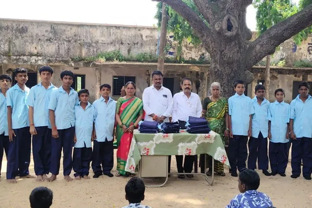 విద్యార్థులకు ఏకరూప దుస్తుల పంపిణి