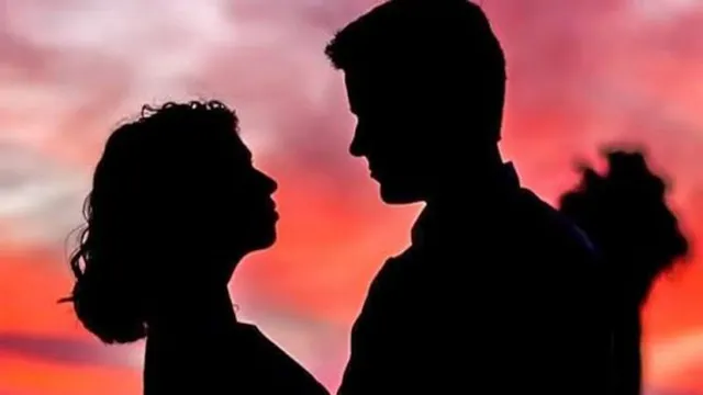 கணவர் முன்பே காதலனுடன் மனைவி உடலுறவு.. கொடூர சம்பவம்
