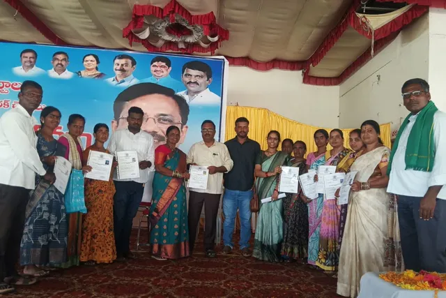 దుబ్బాకలో పేదలకు డబుల్ బెడ్ రూమ్ పట్టాల పంపిణీ