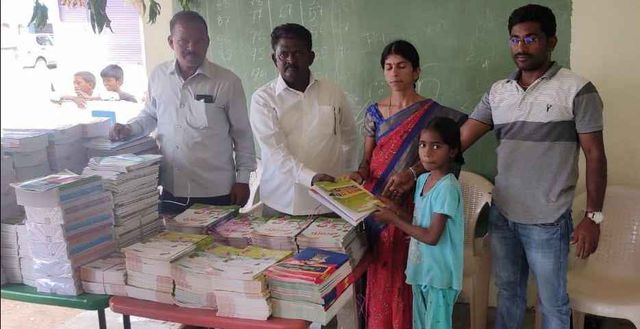 పాఠ్యపుస్తకాల పంపిణీ